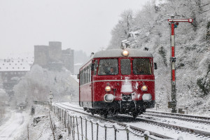 Ein MAN-Schienenbus am Blocksignal von Runkel auf der verschneiten Lahntalbahn, aufgenommen am 03.12.2017.