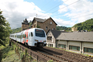 Am 15.08.2015 durchfährt ein FLIRT der SÜWEX, durch Oberwesel, über die linke Rheinstrecke nach Koblenz.