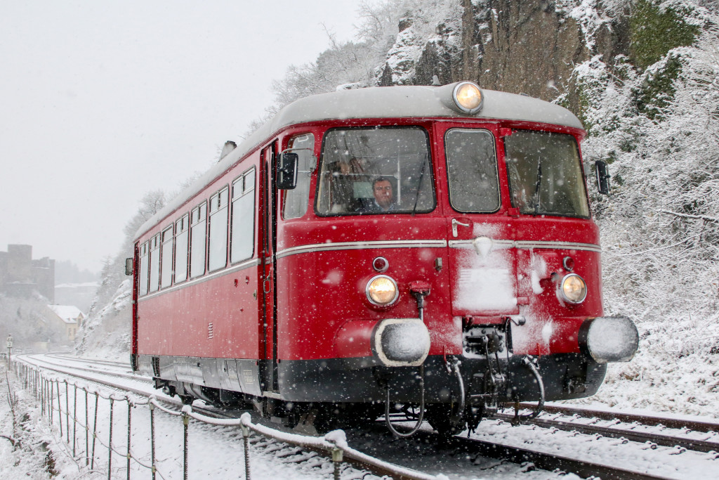 Ein MAN-Schienenbus bei Runkel auf der verschneiten Lahntalbahn, aufgenommen am 03.12.2017.