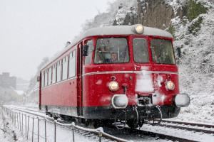Ein MAN-Schienenbus bei Runkel auf der verschneiten Lahntalbahn, aufgenommen am 03.12.2017.
