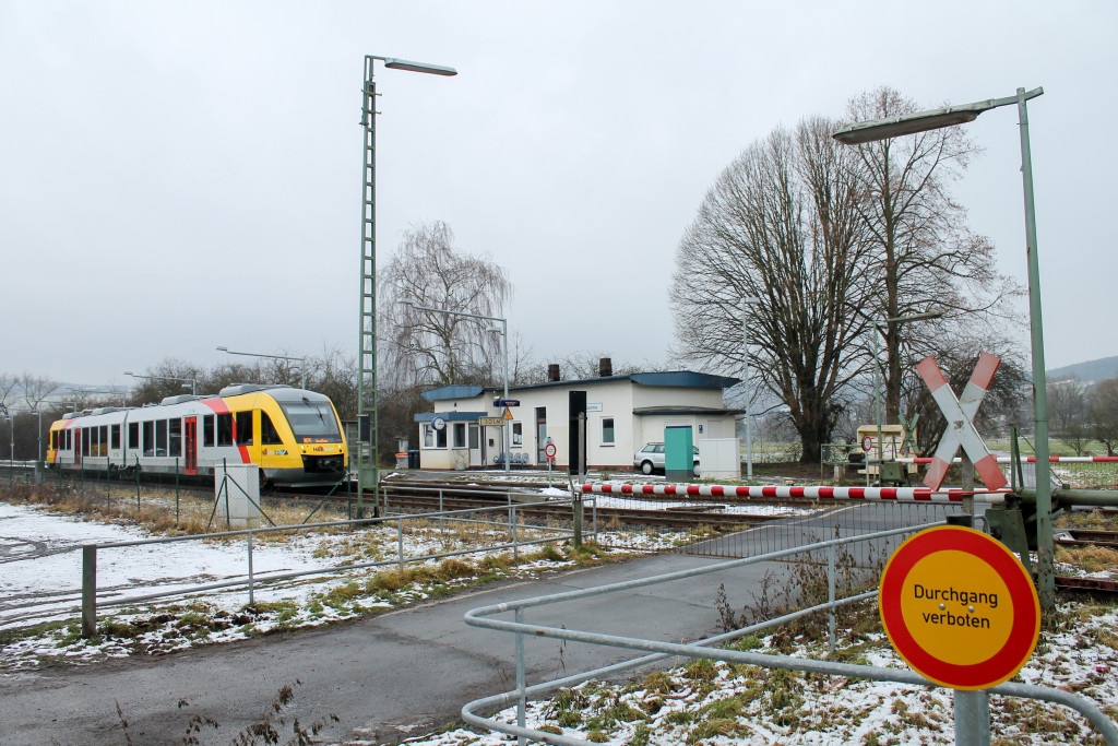 Ein LINT der HLB am Haltepunkt Solms auf der verschneiten Lahntalbahn, aufgenommen am 25.01.2015.