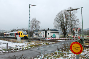 Ein LINT der HLB am Haltepunkt Solms auf der verschneiten Lahntalbahn, aufgenommen am 25.01.2015.