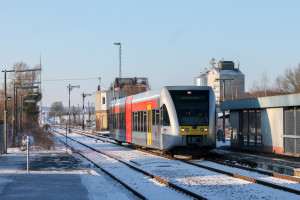 Ein GTW der HLB fährt in den Bahnhof Hungen auf der Lahn-Kinzig-Bahn ein, aufgenommen am 28.12.2014.