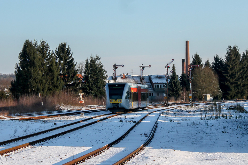 Ein GTW der HLB verlässt den Bahnhof Hungen auf der Lahn-Kinzig-Bahn, aufgenommen am 28.12.2014.