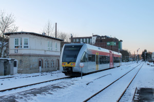Ein GTW der HLB verlässt den Bahnhof Lich auf der Lahn-Kinzig-Bahn, aufgenommen am 28.12.2014.