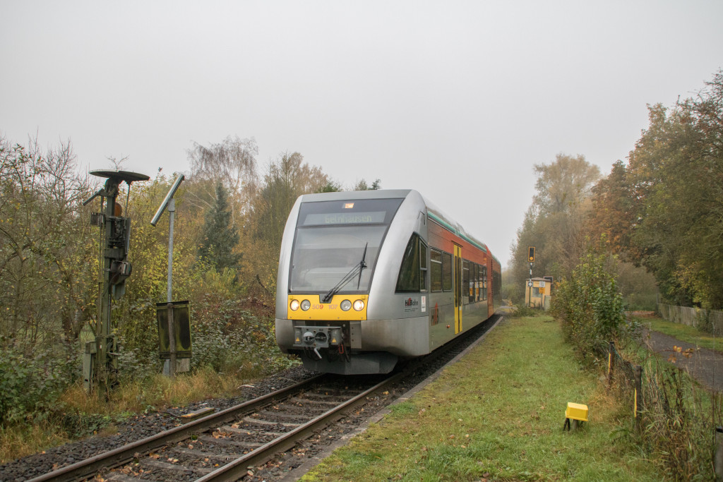 Ein GTW der HLB am Einfahr-Vorsignal des Betriebsbahnhofes Pfahlgraben auf der Lahn-Kinzig-Bahn, aufgenommen am 26.10.2017.