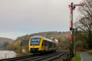 Ein LINT der HLB am Blocksignal von Fürfurt auf der Lahntalbahn, aufgenommen am 03.02.2018.