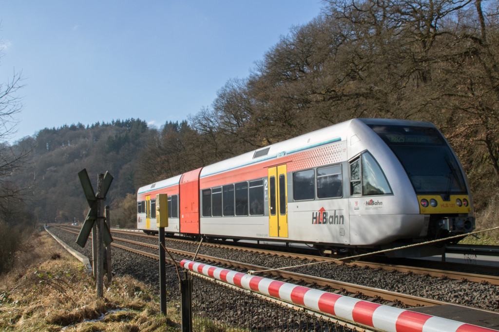 646 427 an einer Anrufschranke bei Löhnberg auf der Lahntalbahn, aufgenommen am 13.02.2018.