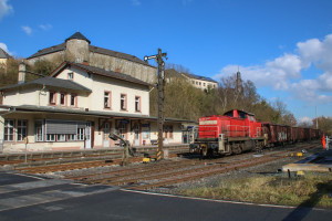 294 583 steht mit ihrem Güterzug im Bahnhof Löhnberg auf der Lahntalbahn, aufgenommen am 13.02.2018.