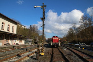 294 583 steht im Bahnhof Löhnberg auf der Lahntalbahn, aufgenommen am 13.02.2018.