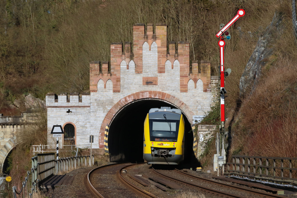 648 021 verschwindet im Weilburger Tunnel auf der Lahntalbahn, aufgenommen am 13.02.2018.
