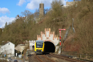 648 030 verlässt den Weilburger Tunnel auf der Lahntalbahn, aufgenommen am 13.02.2018.