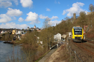 648 030 verlässt Weilburg auf der Lahntalbahn, aufgenommen am 13.02.2018.