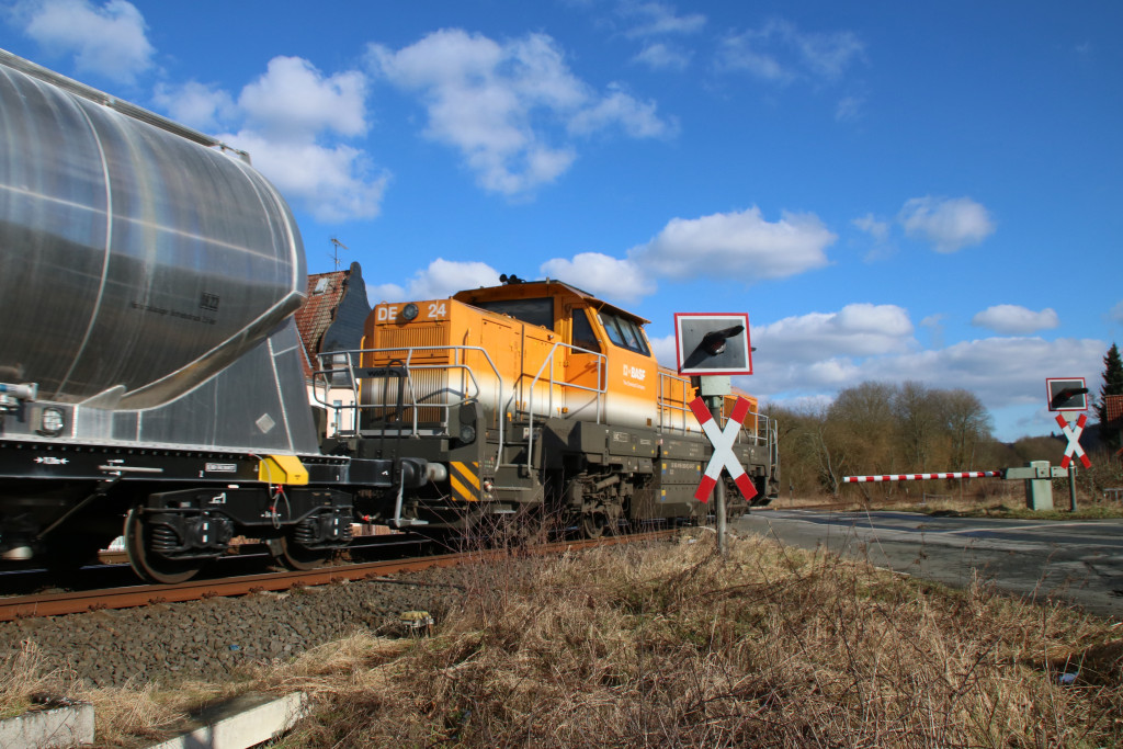 BASF DE 024 überquert den Bahnübergang bei Biskirchen auf der Lahntalbahn, aufgenommen am 13.02.2018.