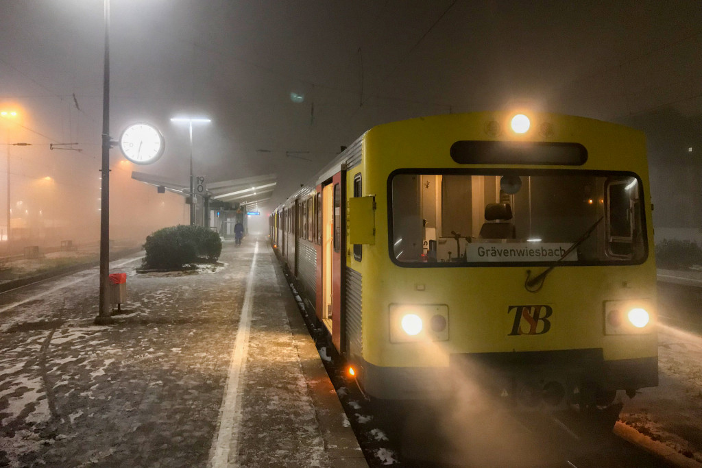 609 007 steht im winterlichen Bahnhof von Bad Homburg, aufgenommen am 16.02.2018.