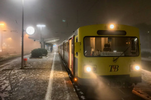 609 007 steht im winterlichen Bahnhof von Bad Homburg, aufgenommen am 16.02.2018.