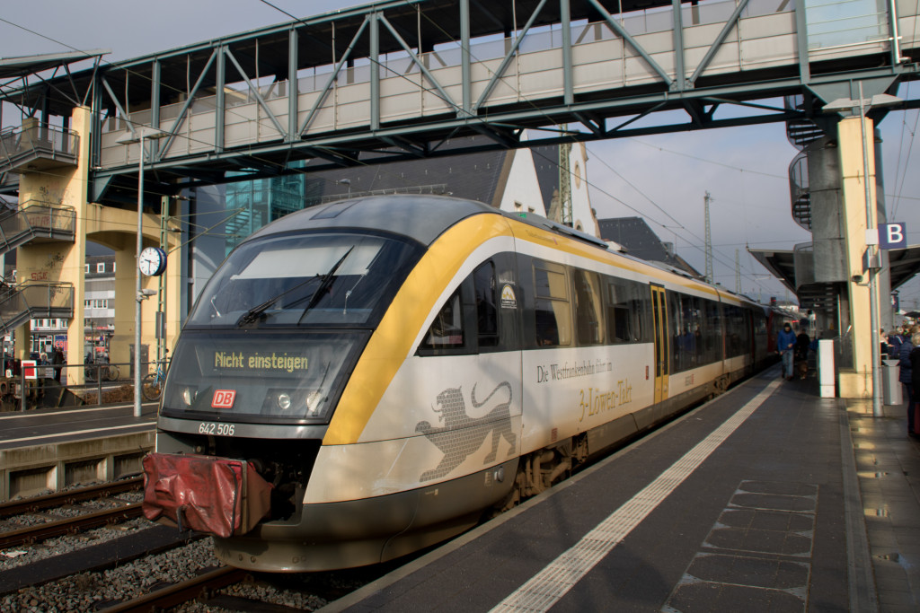 642 006 steht im Bahnhof Marburg, aufgenommen am 10.03.2018.