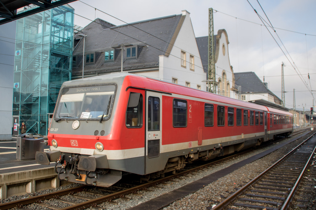 628 227 steht im Bahnhof Marburg, aufgenommen am 10.03.2018.