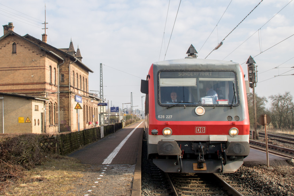 628 227 steht im Bahnhof Niederwalgern, aufgenommen am 10.03.2018.