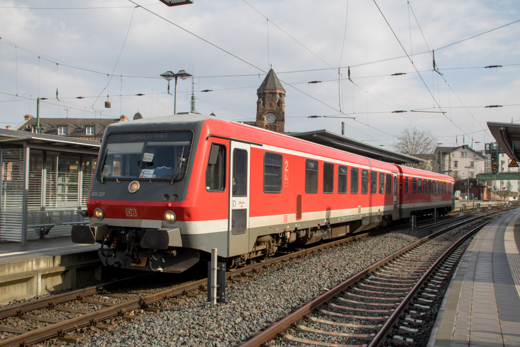 628 227 steht im Bahnhof Gießen, aufgenommen am 10.03.2018.