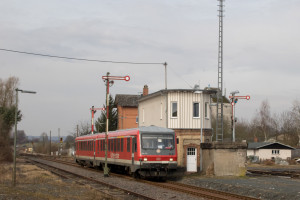 628 227 passiert das Fahrdienstleiter-Stellwerk im Bahnhof Hungen, aufgenommen am 10.03.2018.