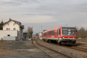 628 227 verlässt den Bahnhof Hungen, aufgenommen am 10.03.2018.