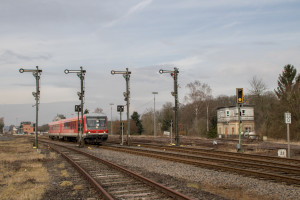 628 227 steht an der Signalgruppe im Bahnhof Hungen, aufgenommen am 10.03.2018.