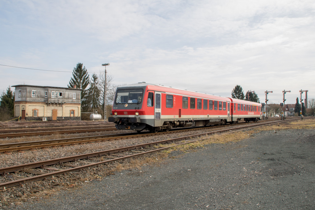 628 227 steht zwischen dem Wärter-Stellwerk und der Signalgruppe im Bahnhof Hungen, aufgenommen am 10.03.2018.