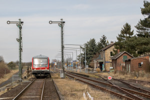 628 227 steht an den Ausfahrsignalen im Bahnhof Ober-Widdersheim, aufgenommen am 10.03.2018.