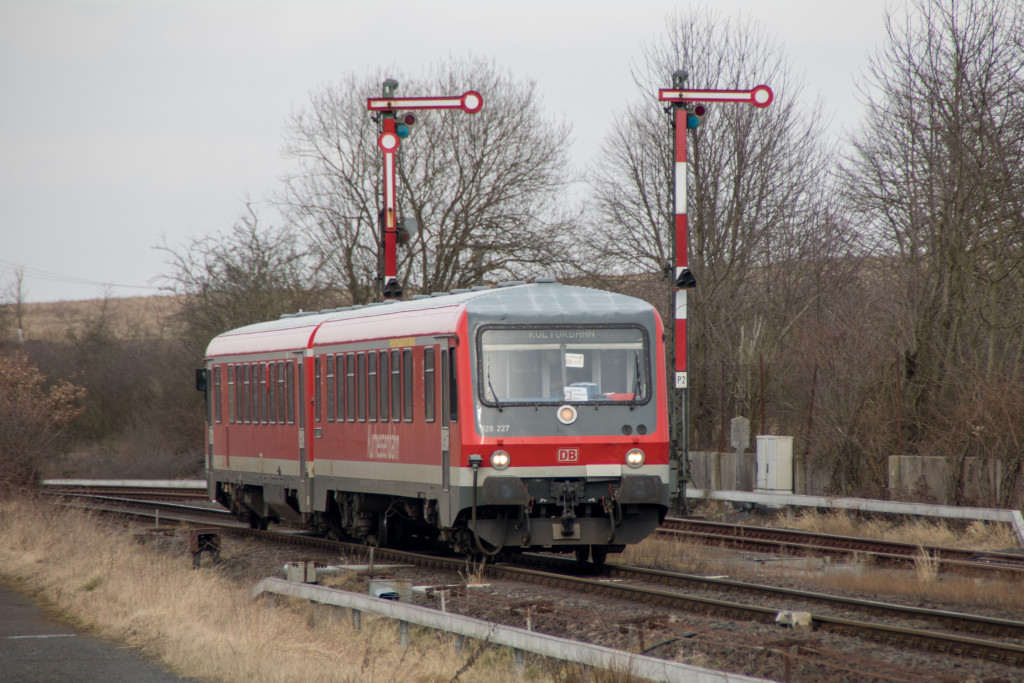 628 227 an den Ausfahrsignalen im Bahnhof Ober-Widdersheim, aufgenommen am 10.03.2018.