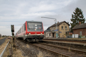 628 227 steht im Bahnhof Ober-Widdersheim, aufgenommen am 10.03.2018.