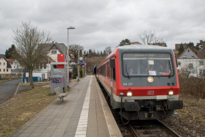 628 227 hält am Haltepunkt Büdesheim, aufgenommen am 10.03.2018.