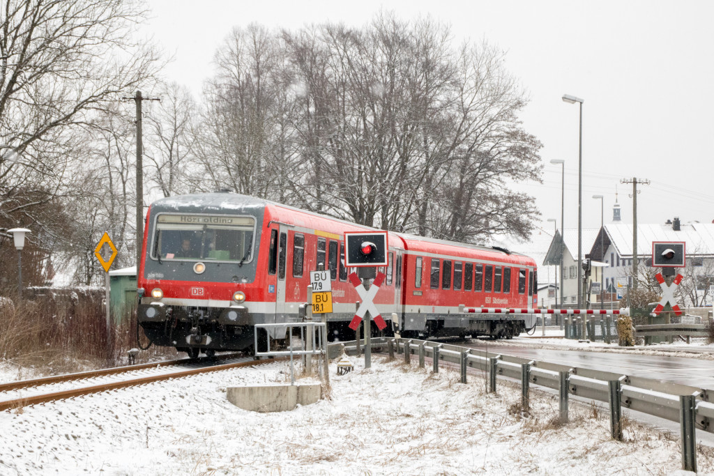 628 566 überquert den Bahnübergang in Altenmark auf der Traun-Alz-Bahn, aufgenommen am 20.03.2018.