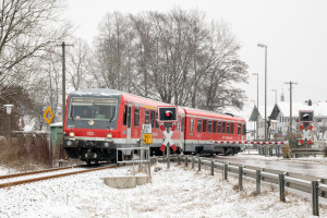 628 566 überquert den Bahnübergang in Altenmark auf der Traun-Alz-Bahn, aufgenommen am 20.03.2018.