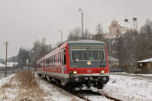 628 566 vor dem Kloster Baumburg in Altenmark auf der Traun-Alz-Bahn, aufgenommen am 20.03.2018.