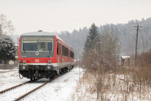 628 566 verlässt den Bahnhof Altenmark auf der Traun-Alz-Bahn, aufgenommen am 20.03.2018.