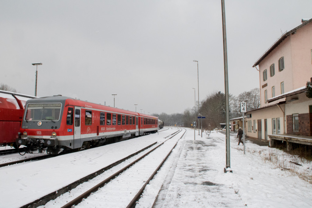 628 566 steht im Bahnhof Trostberg auf der Traun-Alz-Bahn, aufgenommen am 20.03.2018.
