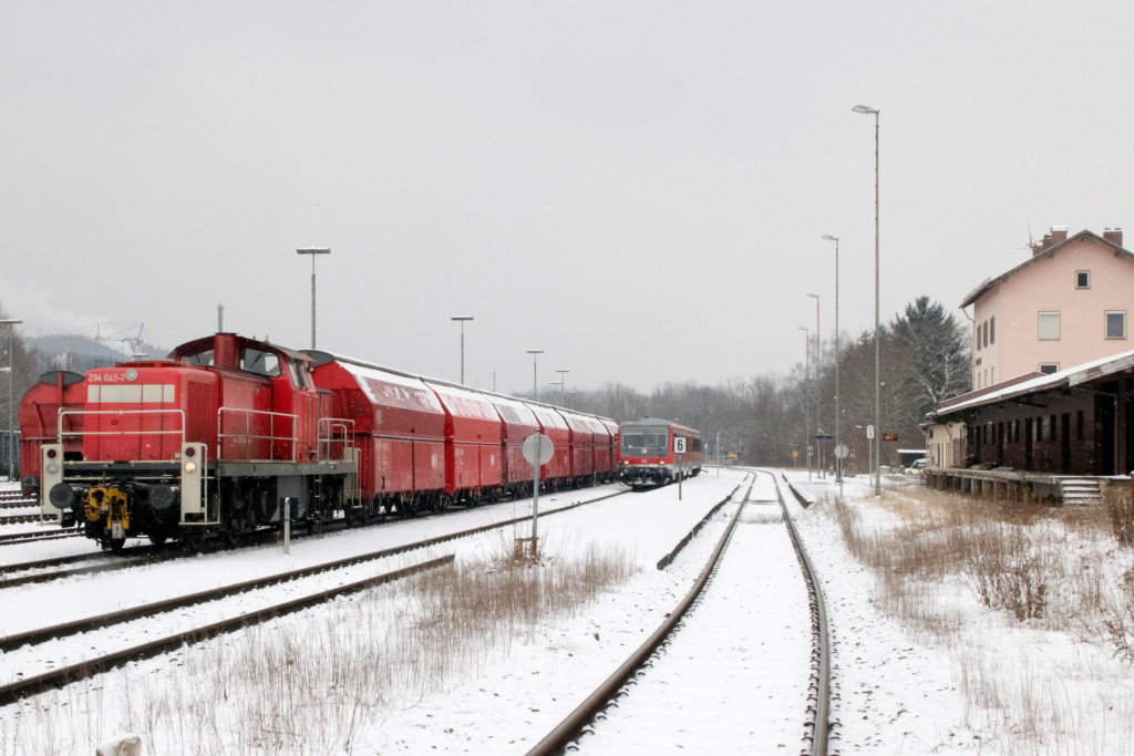 628 566 steht neben 294 645 im Bahnhof Trostberg auf der Traun-Alz-Bahn, aufgenommen am 20.03.2018.