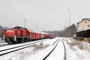 628 566 steht neben 294 645 im Bahnhof Trostberg auf der Traun-Alz-Bahn, aufgenommen am 20.03.2018.