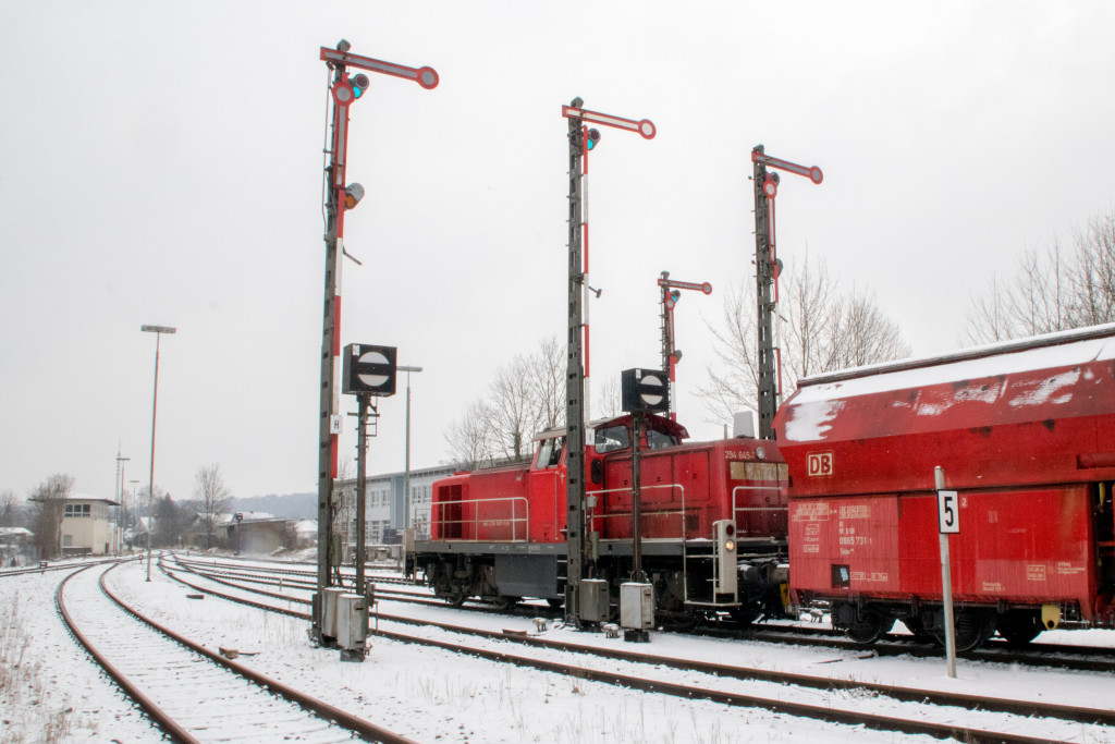 294 645 rangiert im Bahnhof Trostberg auf der Traun-Alz-Bahn, aufgenommen am 20.03.2018.