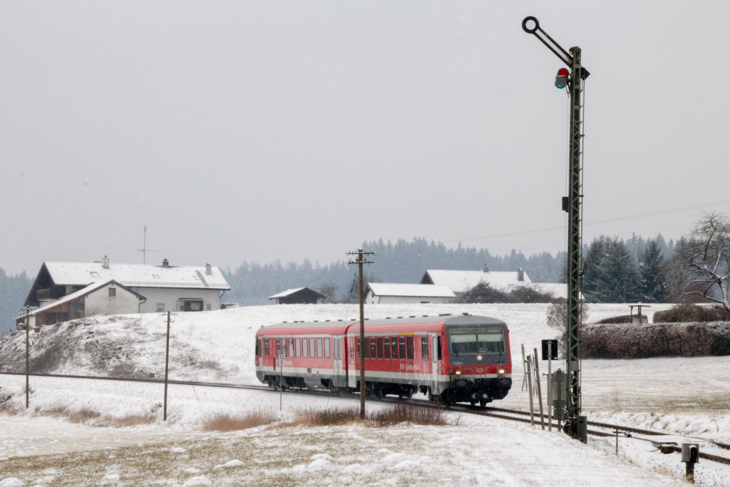 628 584 kurz vor dem Einfahrsignal von Hörpolding auf der Traun-Alz-Bahn, aufgenommen am 20.03.2018.