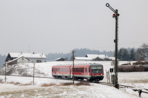628 584 kurz vor dem Einfahrsignal von Hörpolding auf der Traun-Alz-Bahn, aufgenommen am 20.03.2018.