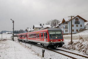 628 584 kurz hinter dem Einfahrsignal von Hörpolding auf der Traun-Alz-Bahn, aufgenommen am 20.03.2018.