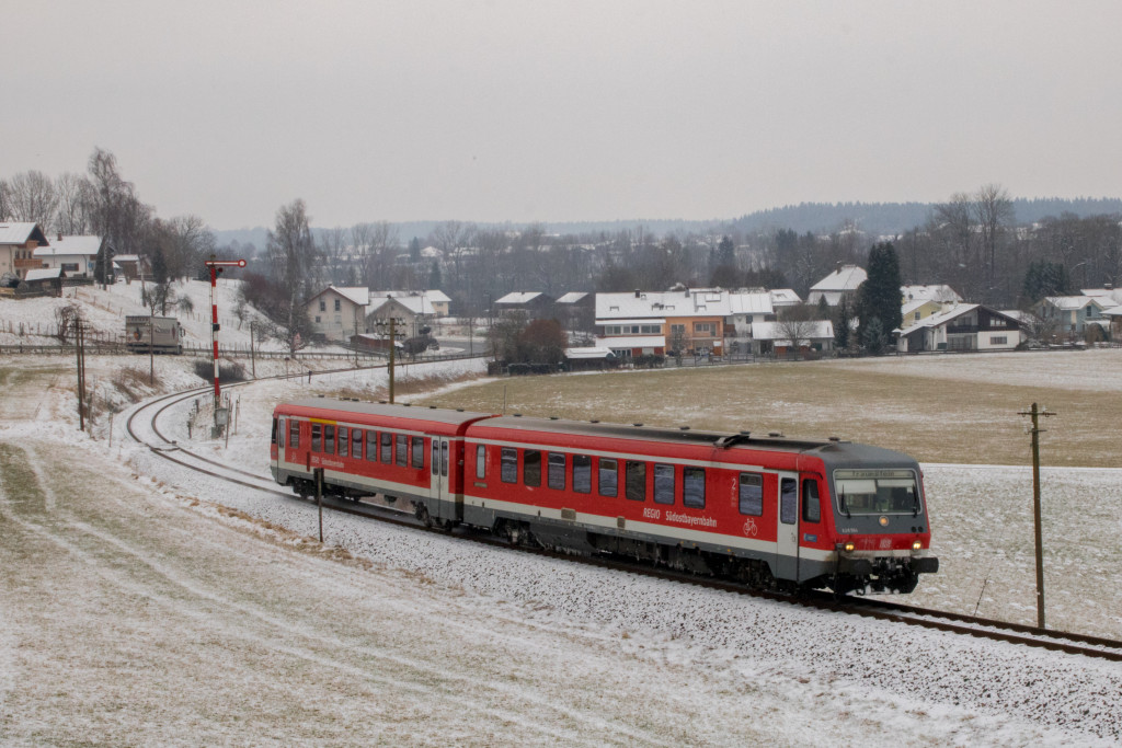 628 584 verlässt Hörpolding auf der Traun-Alz-Bahn, aufgenommen am 20.03.2018.