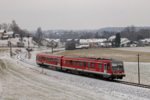 628 584 verlässt Hörpolding auf der Traun-Alz-Bahn, aufgenommen am 20.03.2018.