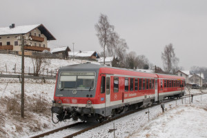 628 584 durchquert Hörpolding auf der Traun-Alz-Bahn, aufgenommen am 20.03.2018.