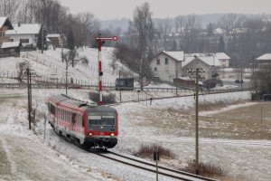 628 584 verlässt den Bahnhof Hörpolding auf der Traun-Alz-Bahn, aufgenommen am 20.03.2018.