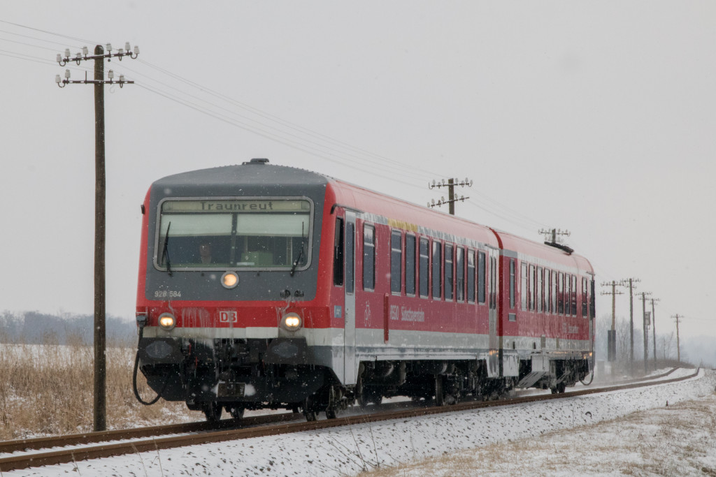 628 584 im Feld bei Matzing auf der Traun-Alz-Bahn, aufgenommen am 20.03.2018.