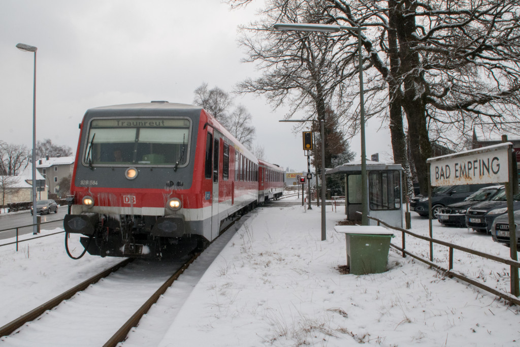 628 584 am stillgelegten Haltepunkt Bad Empfing auf der Traun-Alz-Bahn, aufgenommen am 20.03.2018.
