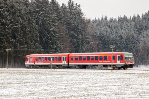 628 584 am Waldrand bei Nunhausen auf der Traun-Alz-Bahn, aufgenommen am 20.03.2018.